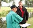 7 Winnaar Harm de Boer wordt gefeliciteerd door voorzitter Roelof Bathoorn