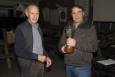 012 Piet Woudman met de wisselbeker voor de grootste vis