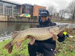 Luke Bergsma wint streetfishing in Kampen,